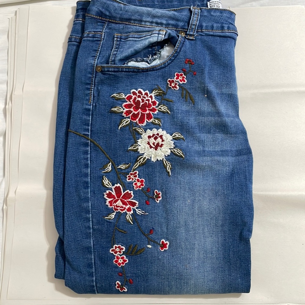 Sandpiper Plus Size Embroidered Capri Jeans Sz 22